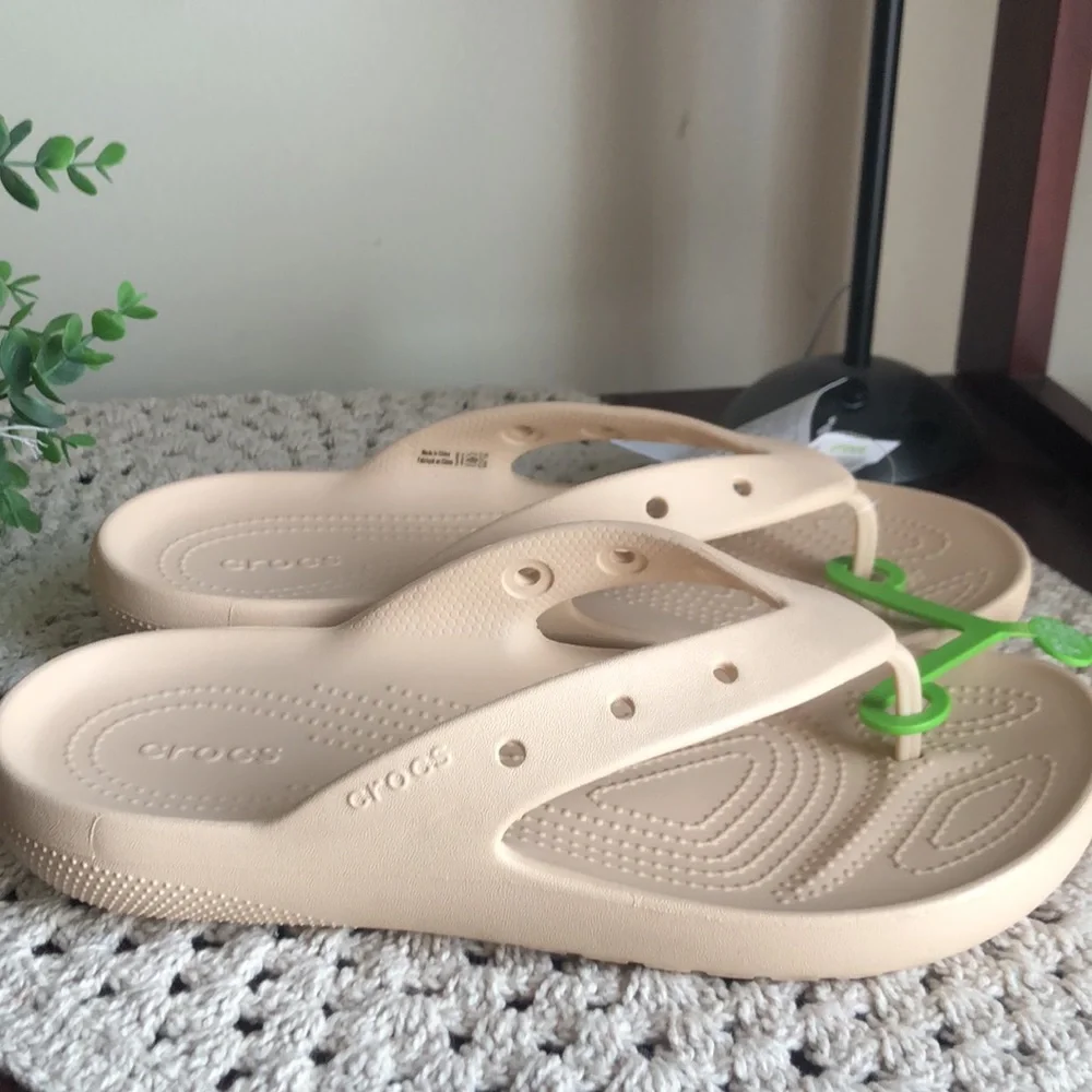 CROCS Unisex Classic Flip V2 Flop Tan Sandals